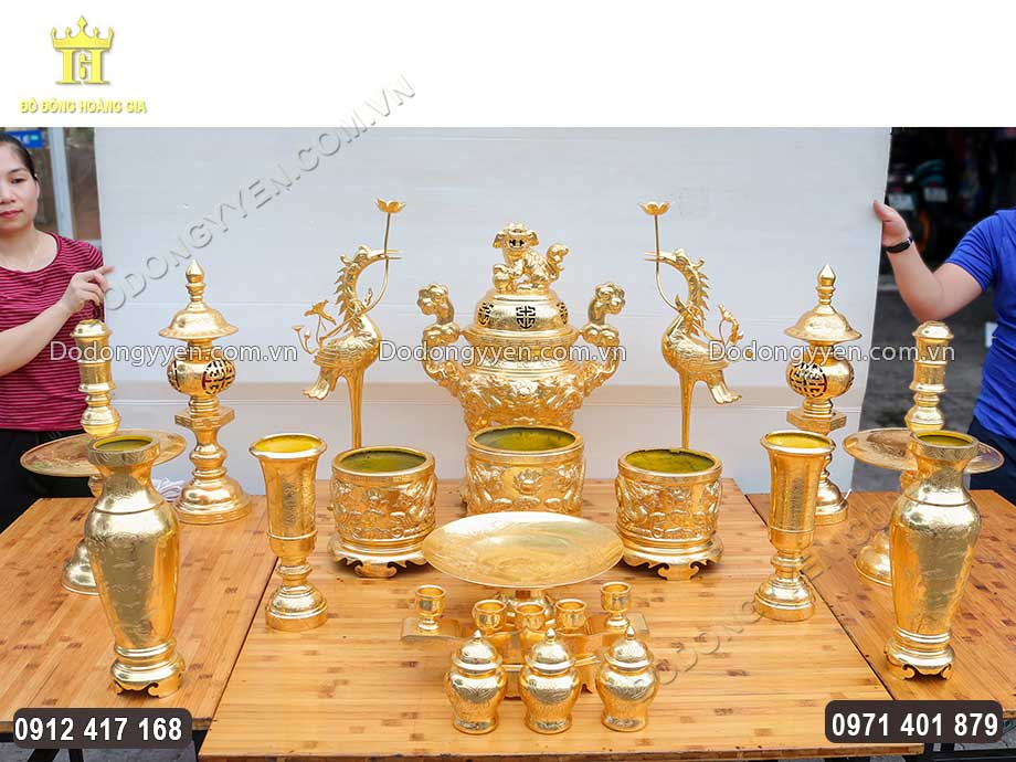 Bộ đồ thờ dát vàng với đầy đủ các vật phẩm trên bàn thờ gia tiên